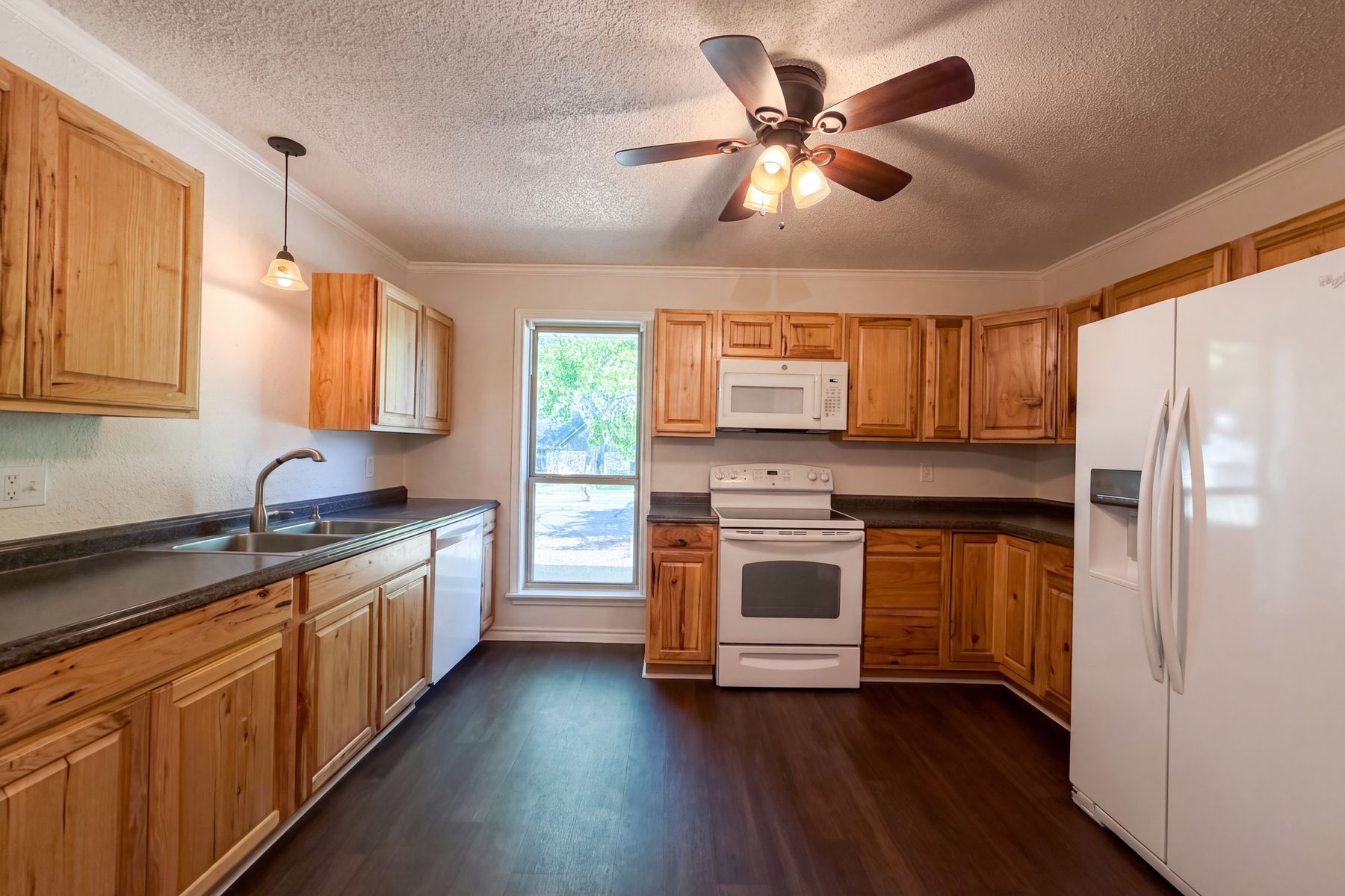 Photo 2 of 18 of 1406 Tad St, Ennis, TX