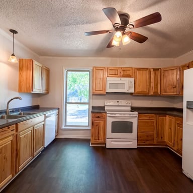 Property photo 2 of 1406 Tad St