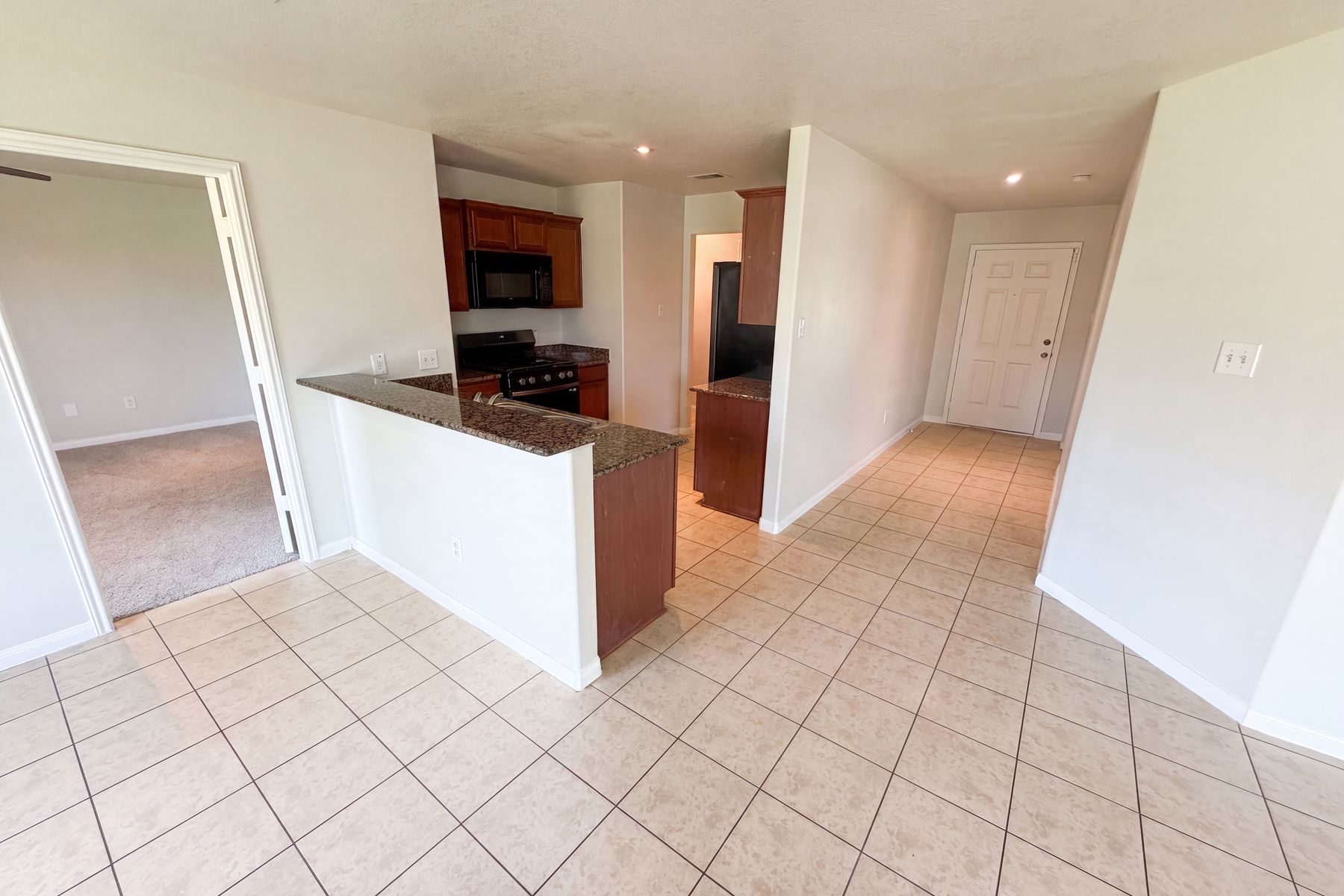 Photo 2 of 19 of 907 Amaryllis Rd, Baytown, TX