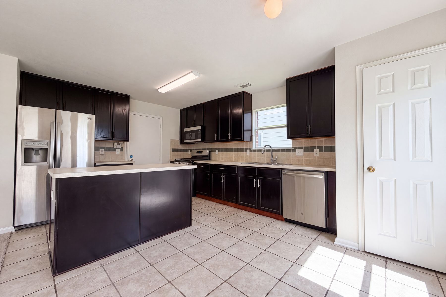 Photo 2 of 22 of 16519 Eaglewood Shadows Dr, Sugar Land, TX