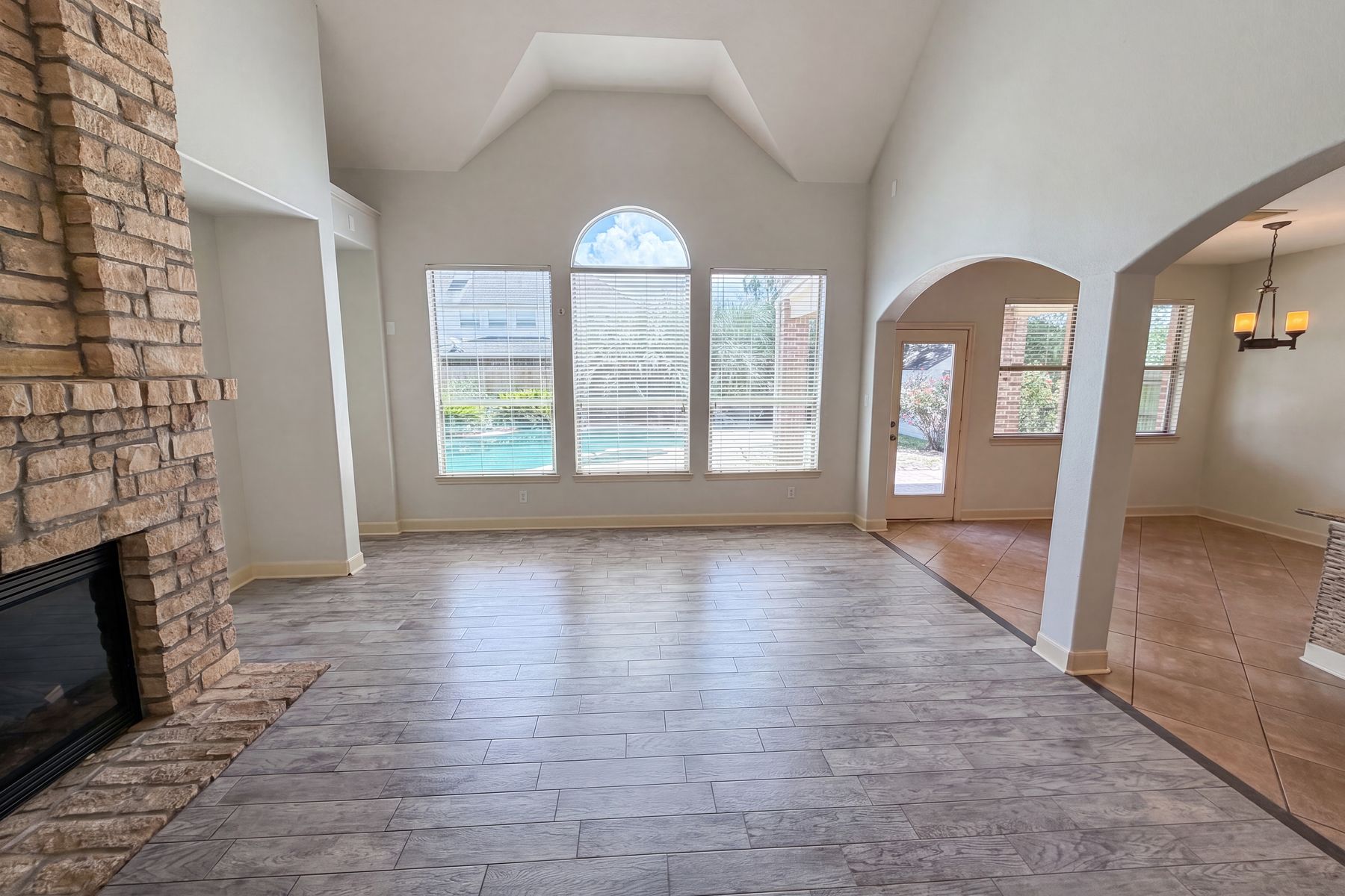 Photo 2 of 36 of 15822 Maple Shores Dr, Houston, TX