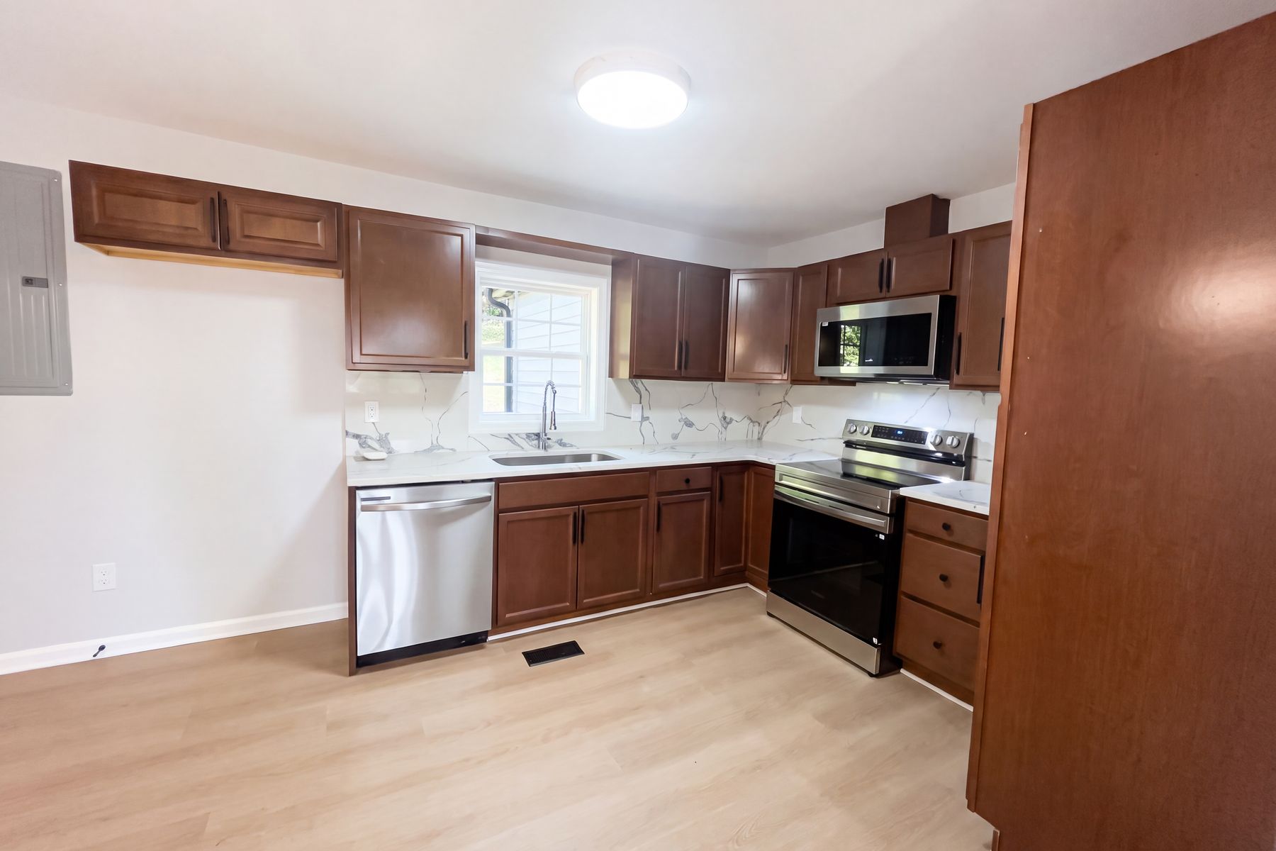 Photo 2 of 21 of 915 Kenham Pl, Lenoir, NC