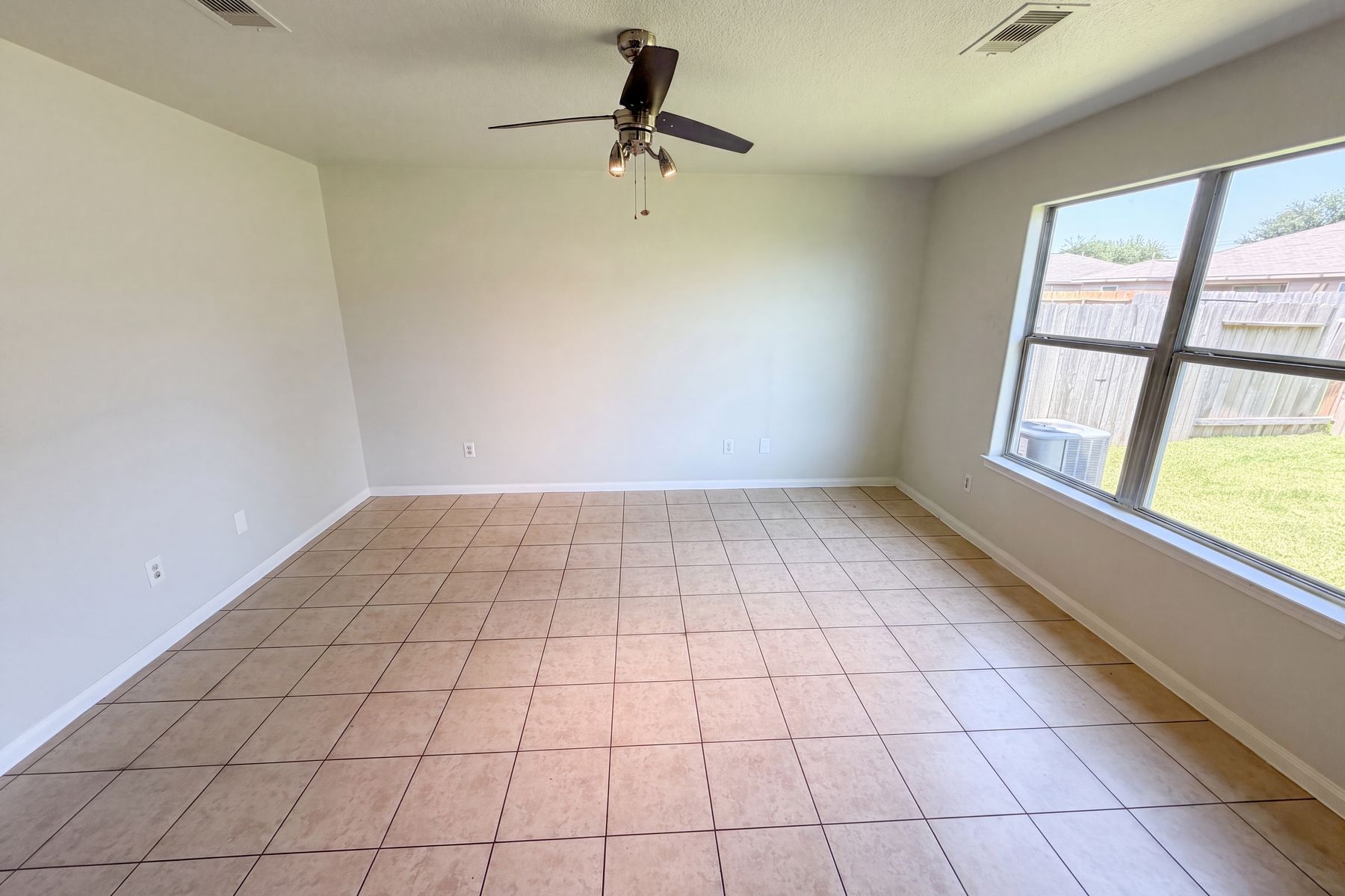 Property photo 3 of 907 Amaryllis Rd
