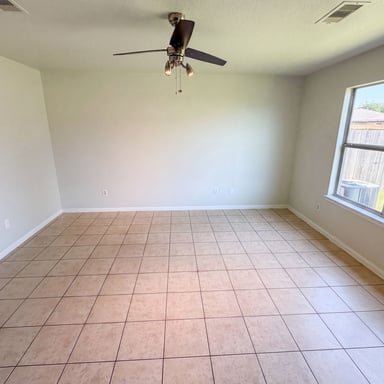 Property photo 3 of 907 Amaryllis Rd