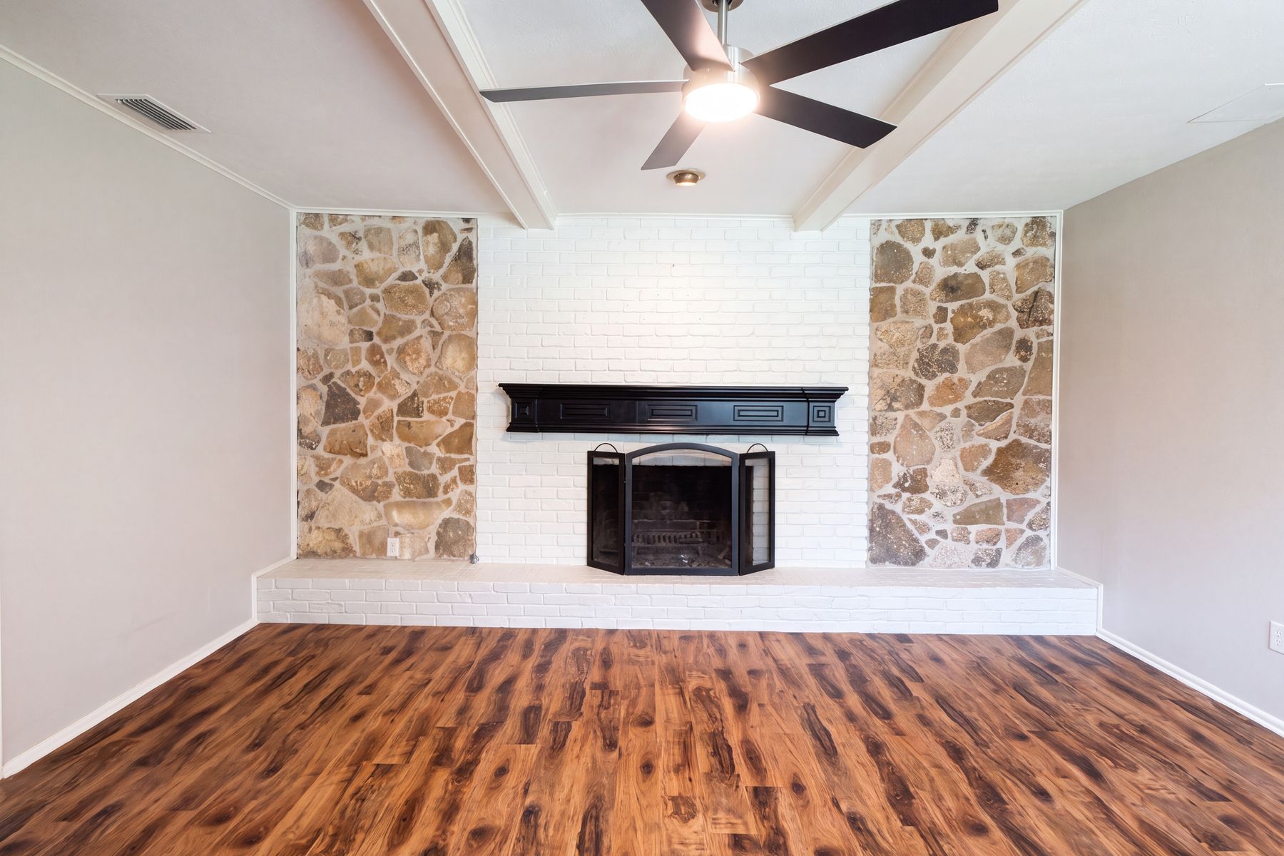 Property photo 3 of 1618 Woodcrest Ln