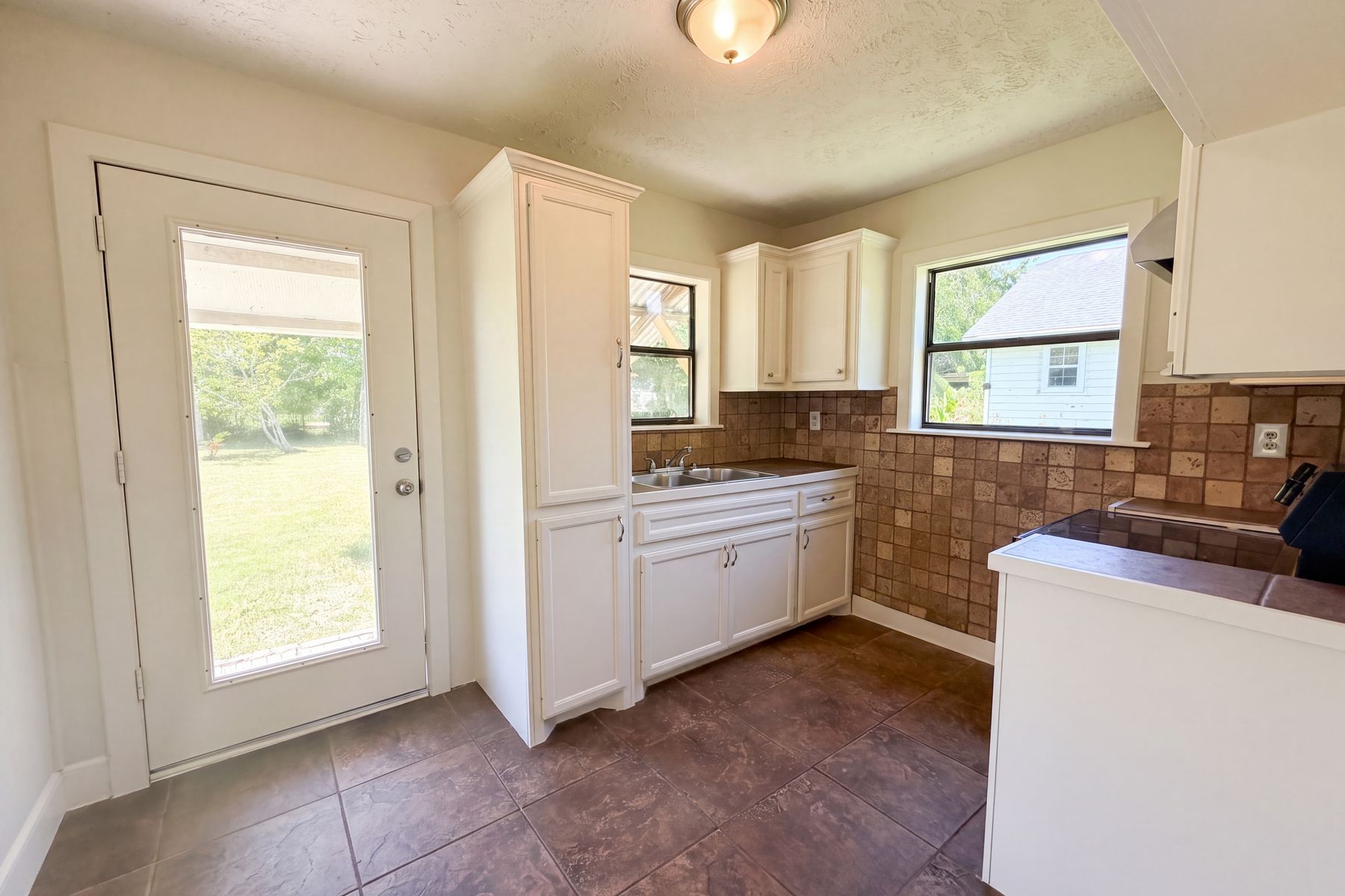 Photo 2 of 16 of 415 Mallie St, Conroe, TX