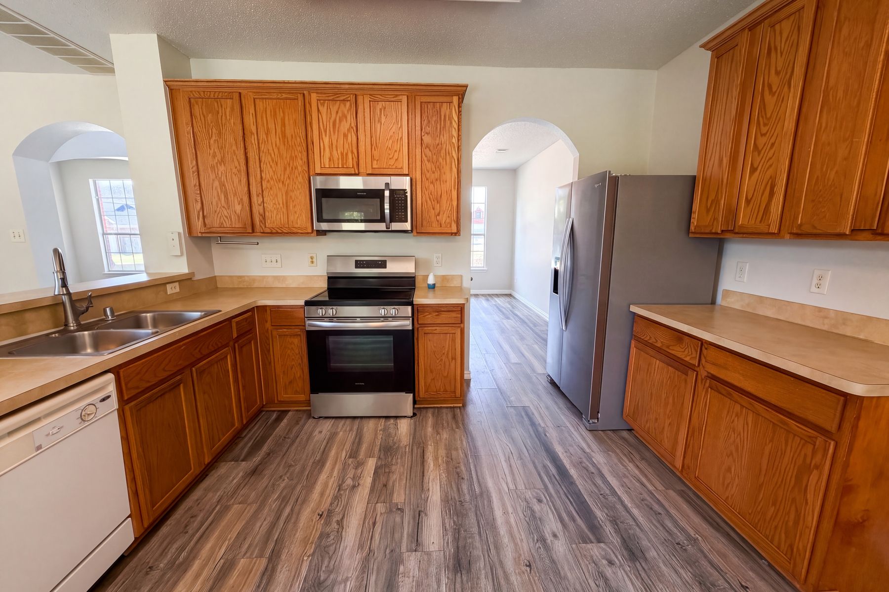 Photo 2 of 20 of 448 N Waterford Oaks Dr, Cedar Hill, TX