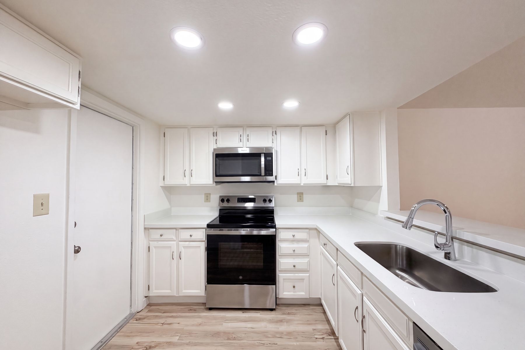Photo 2 of 19 of 5208 E Tamblo Dr, Phoenix, AZ