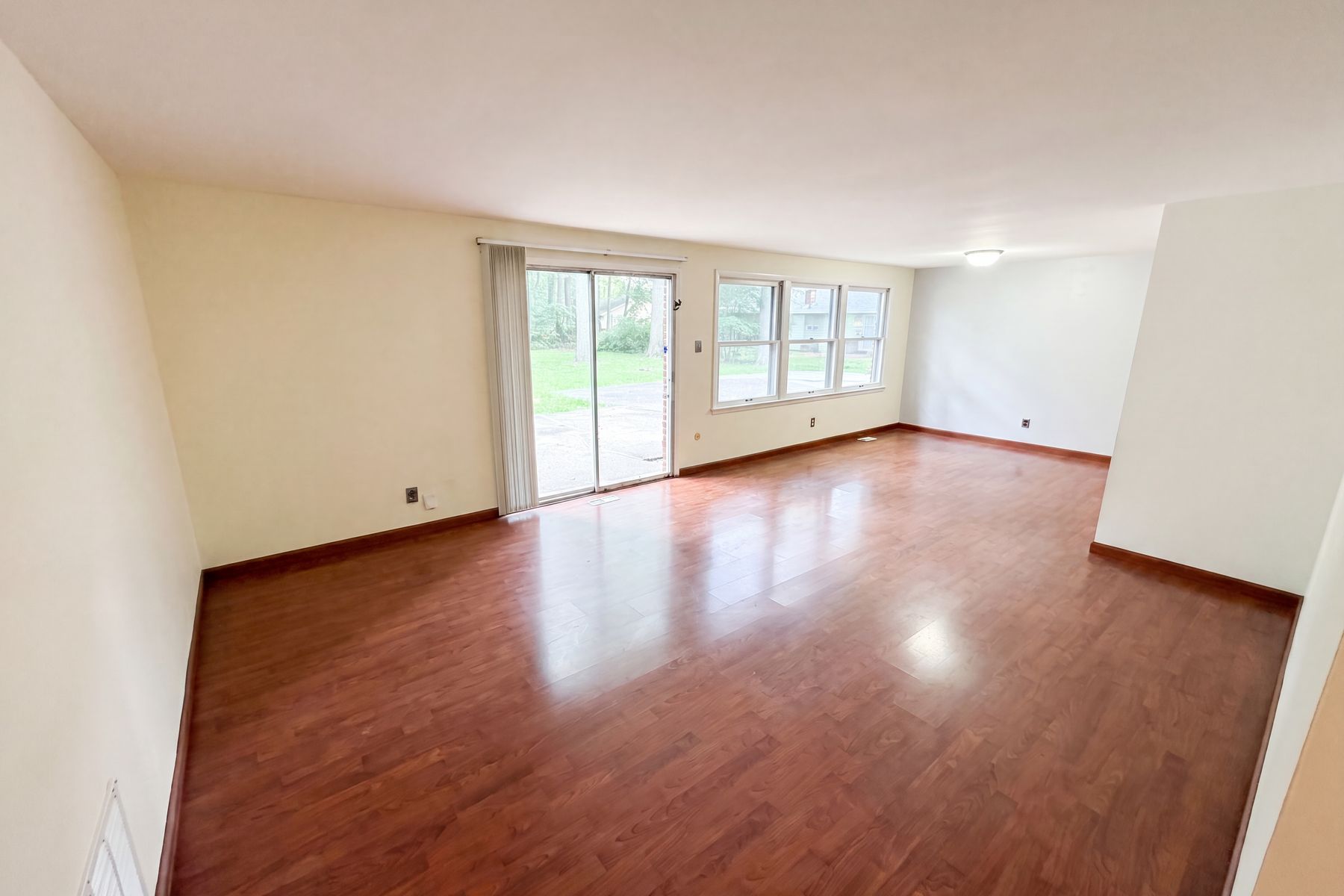 Property photo 3 of 1537 W 74th Pl