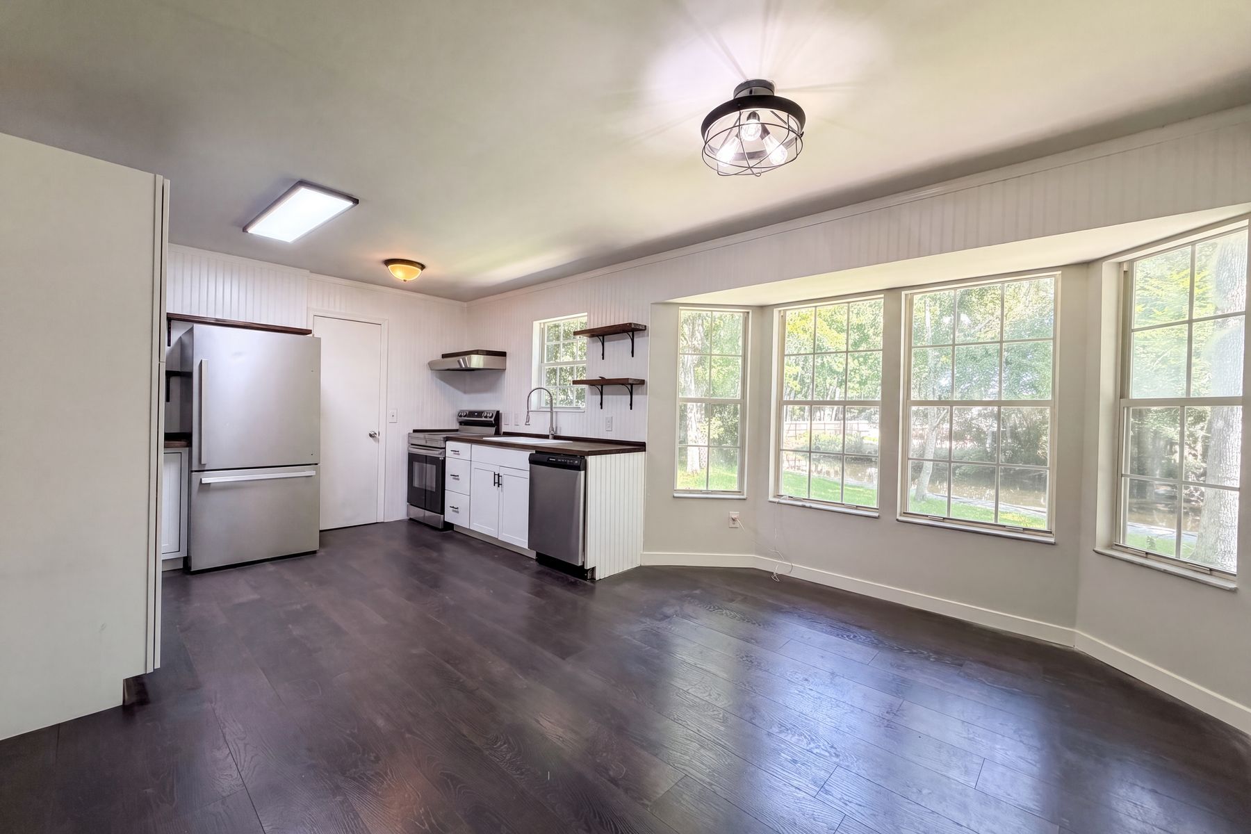 Photo 2 of 20 of 321 Paradise Cir, Satsuma, FL