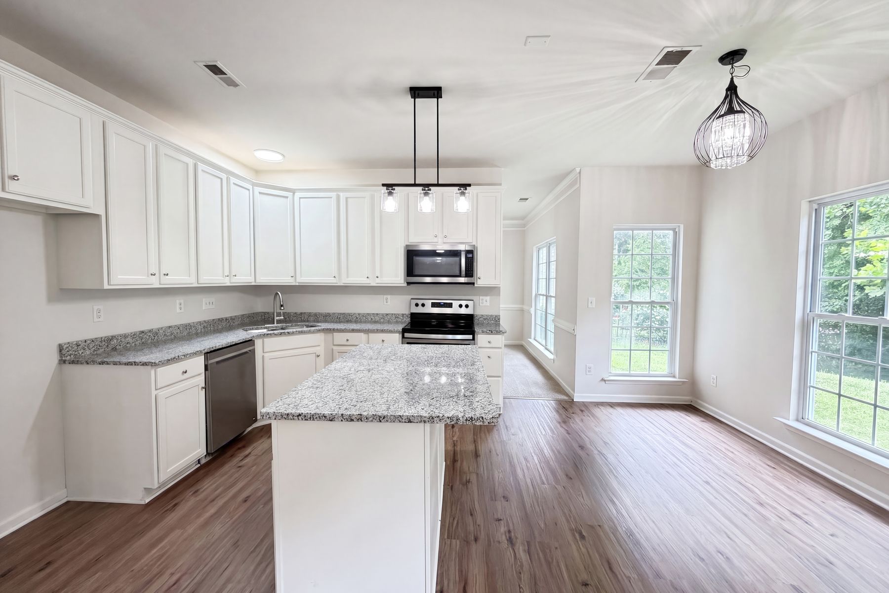 Photo 2 of 22 of 3621 Straussburg Woods Ln, Matthews, NC