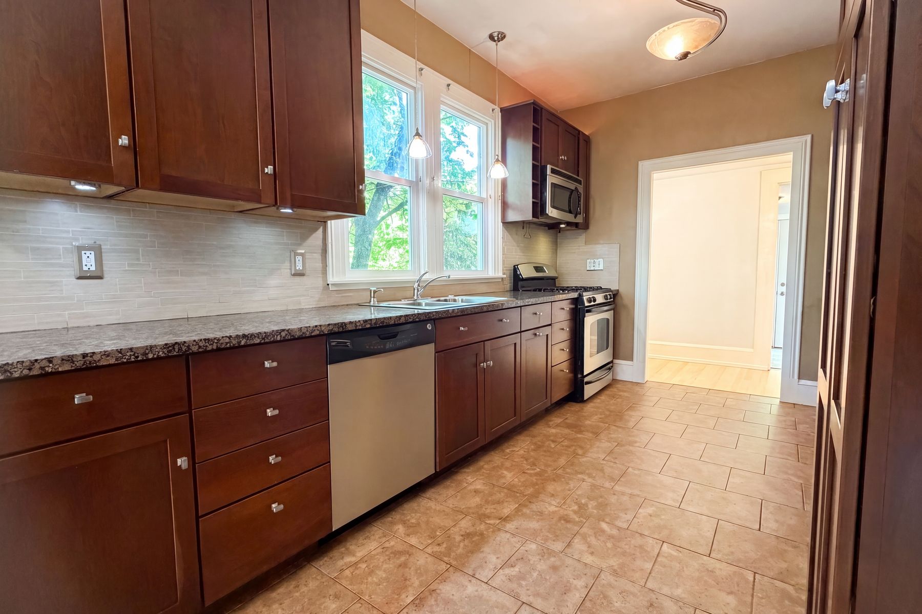 Photo 2 of 18 of 3214 SE 9th Ave, Portland, OR