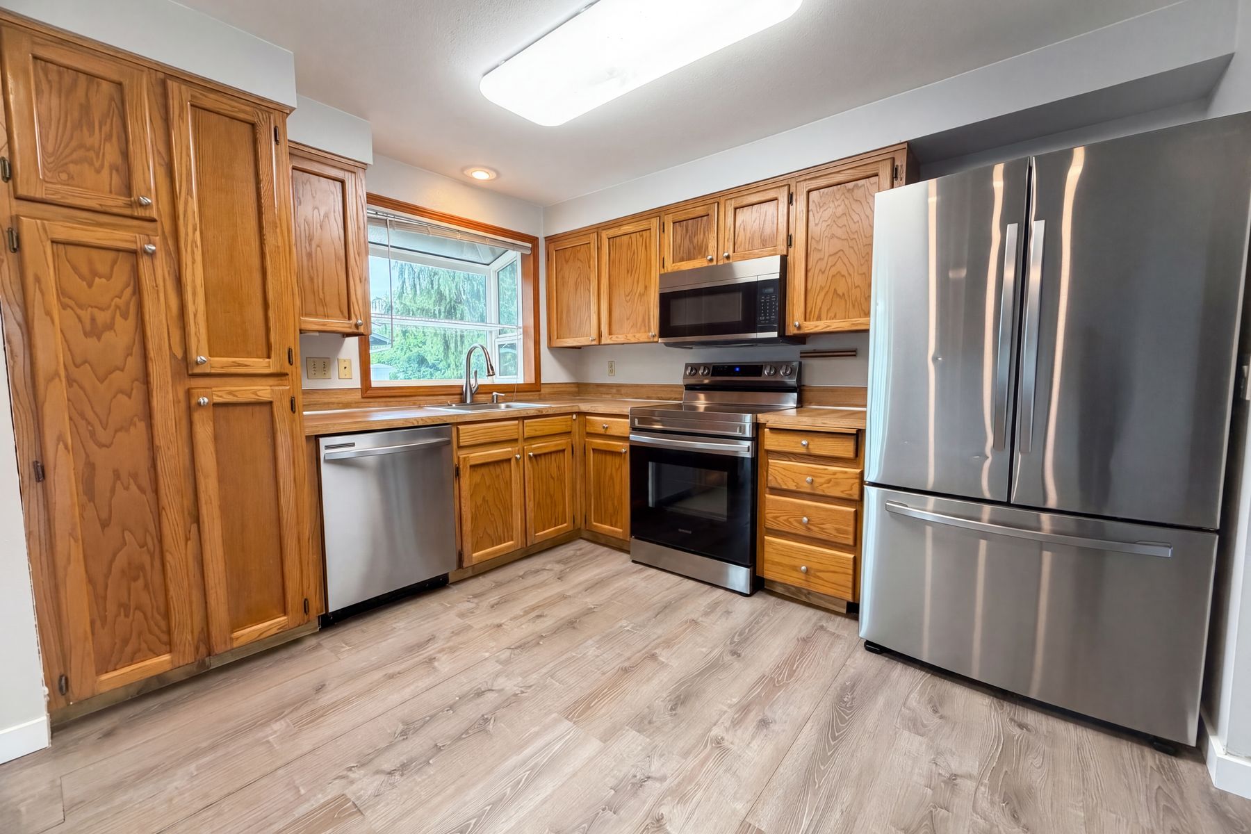 Photo 2 of 19 of 1209 SW 25th St, Troutdale, OR