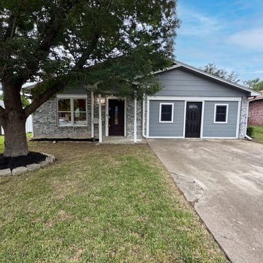 Property photo 1 of 203 W Hogan Dr