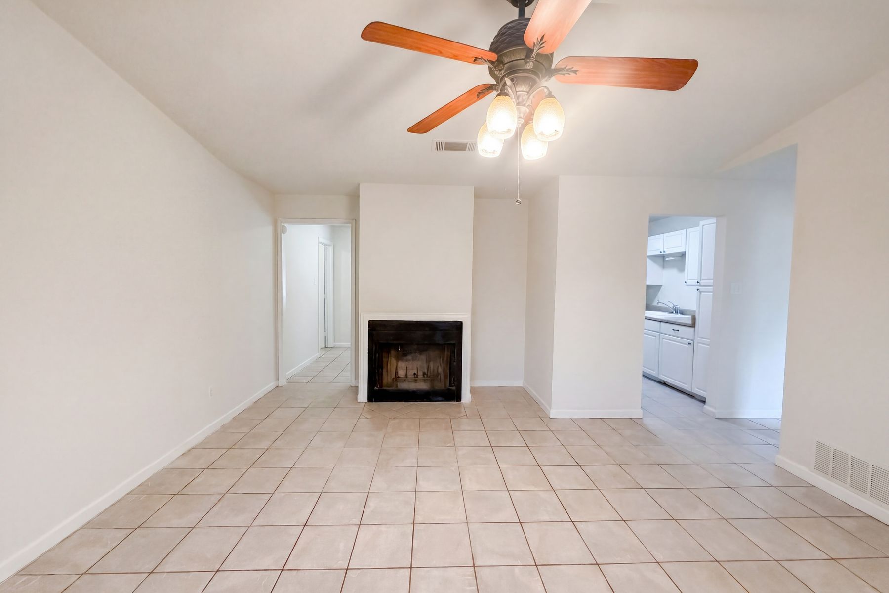 Property photo 3 of 912 Hackberry St
