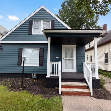 Property photo 1 of 2821 E 127th St
