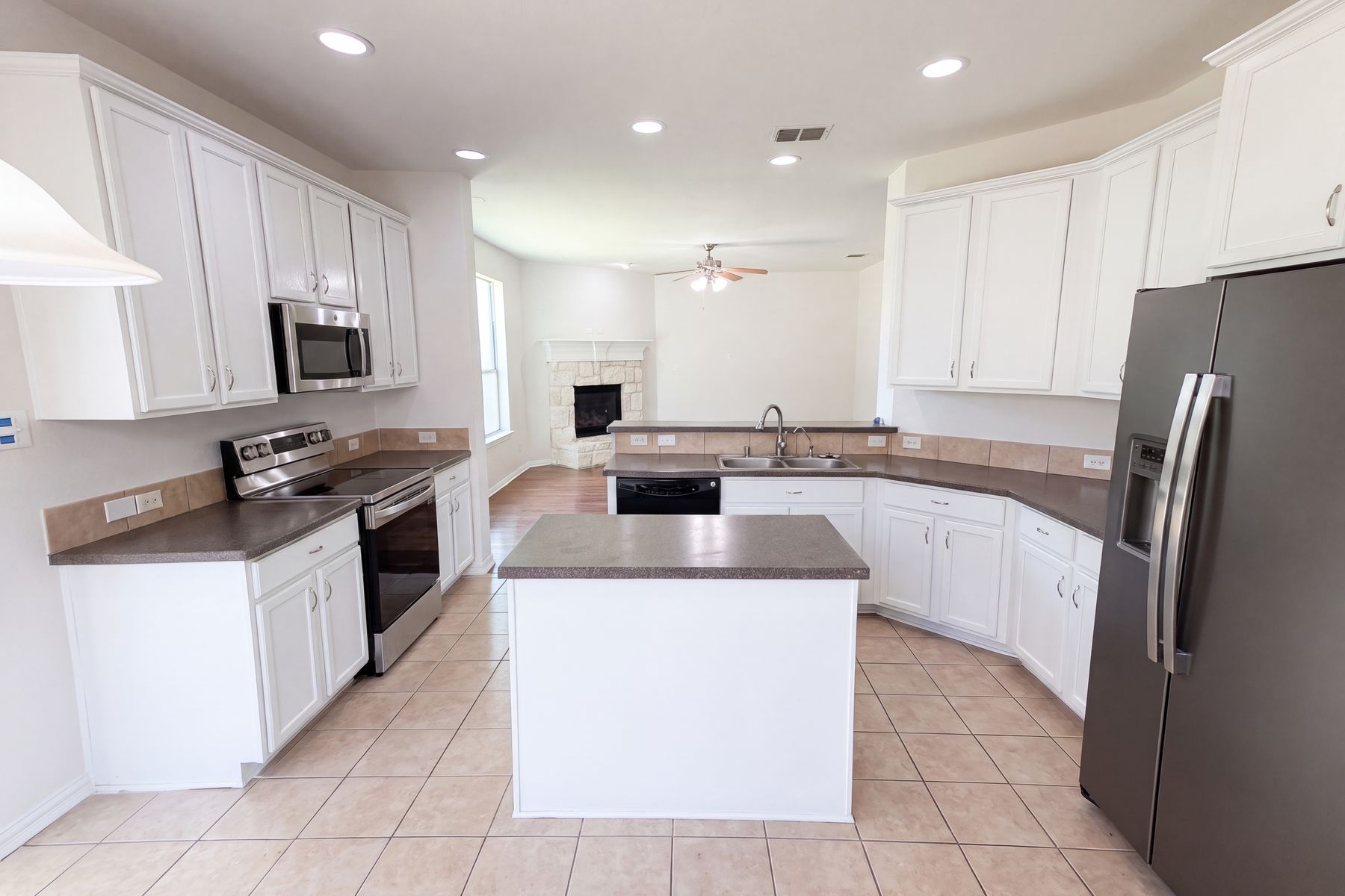 Photo 2 of 25 of 1421 Sparrow Dr, Little Elm, TX
