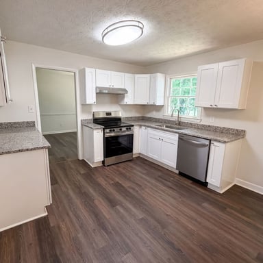 Property photo 2 of 1938 Surrey Trl SE