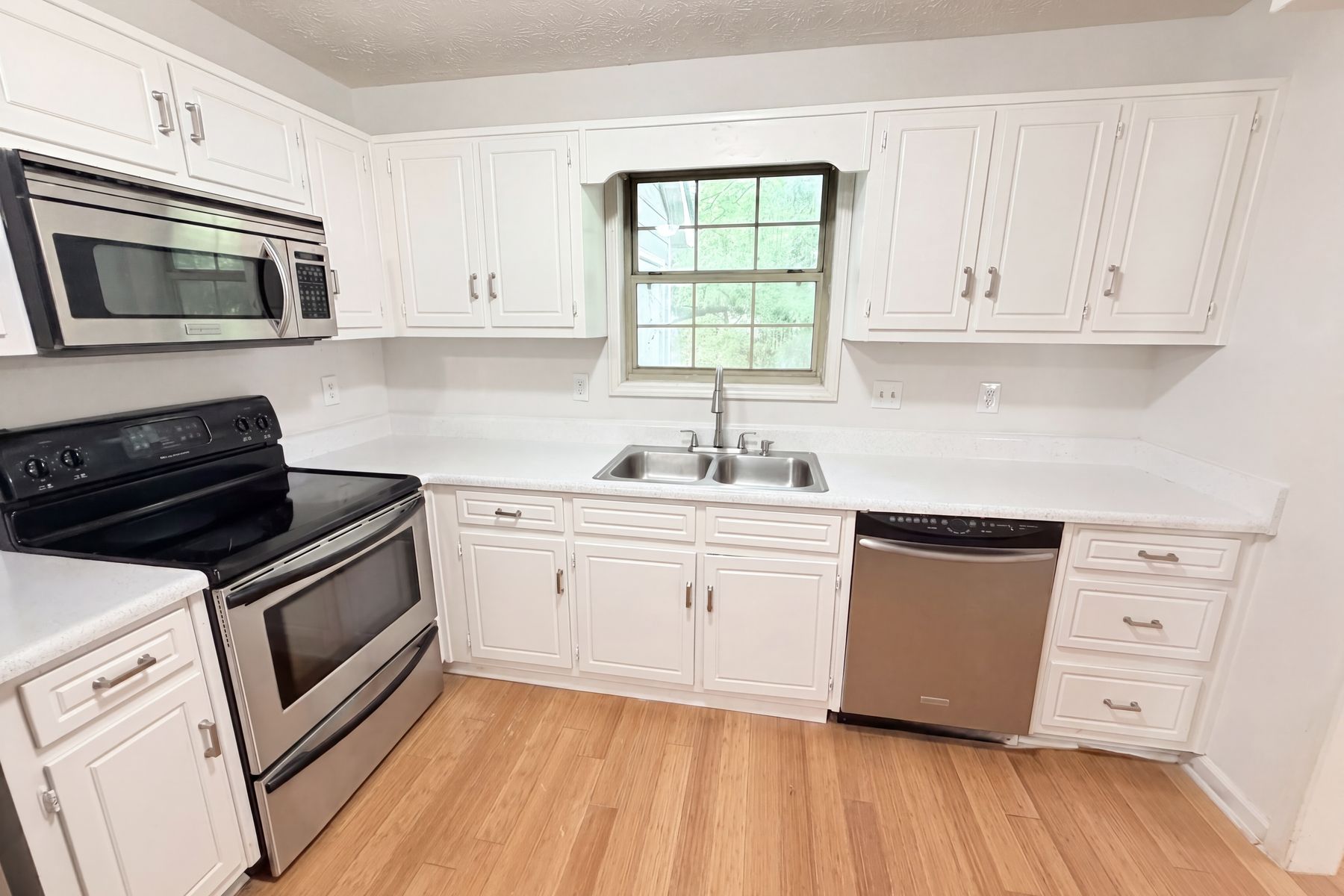 Photo 2 of 23 of 4558 Coopers Creek Pl SE, Smyrna, GA