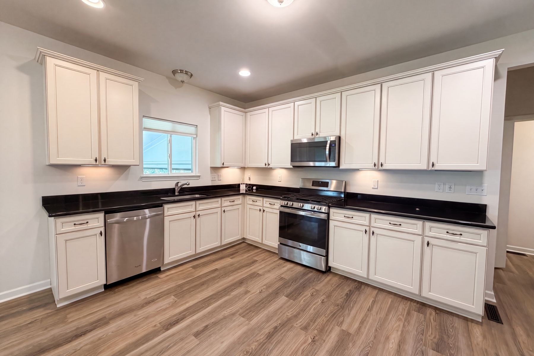 Photo 2 of 28 of 5945 Hawkins Ridge Ct, Saint Louis, MO