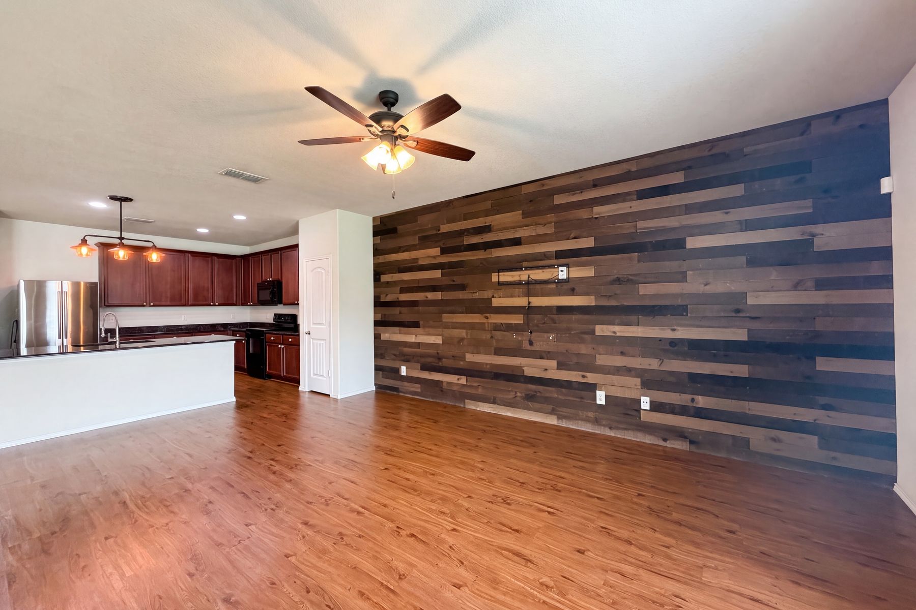 Property photo 3 of 9165 Blackstone Dr