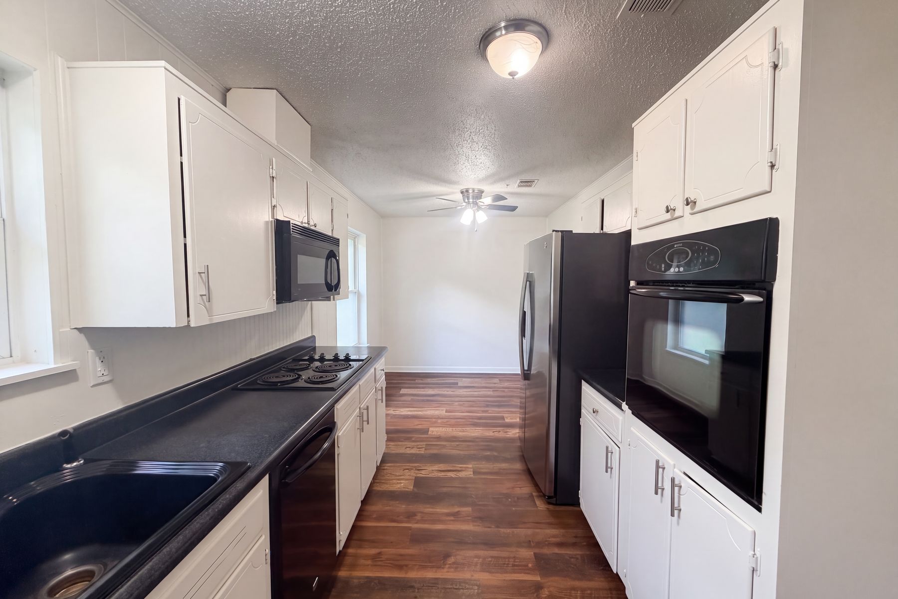 Photo 2 of 16 of 908 Laurie Ln, Copperas Cove, TX