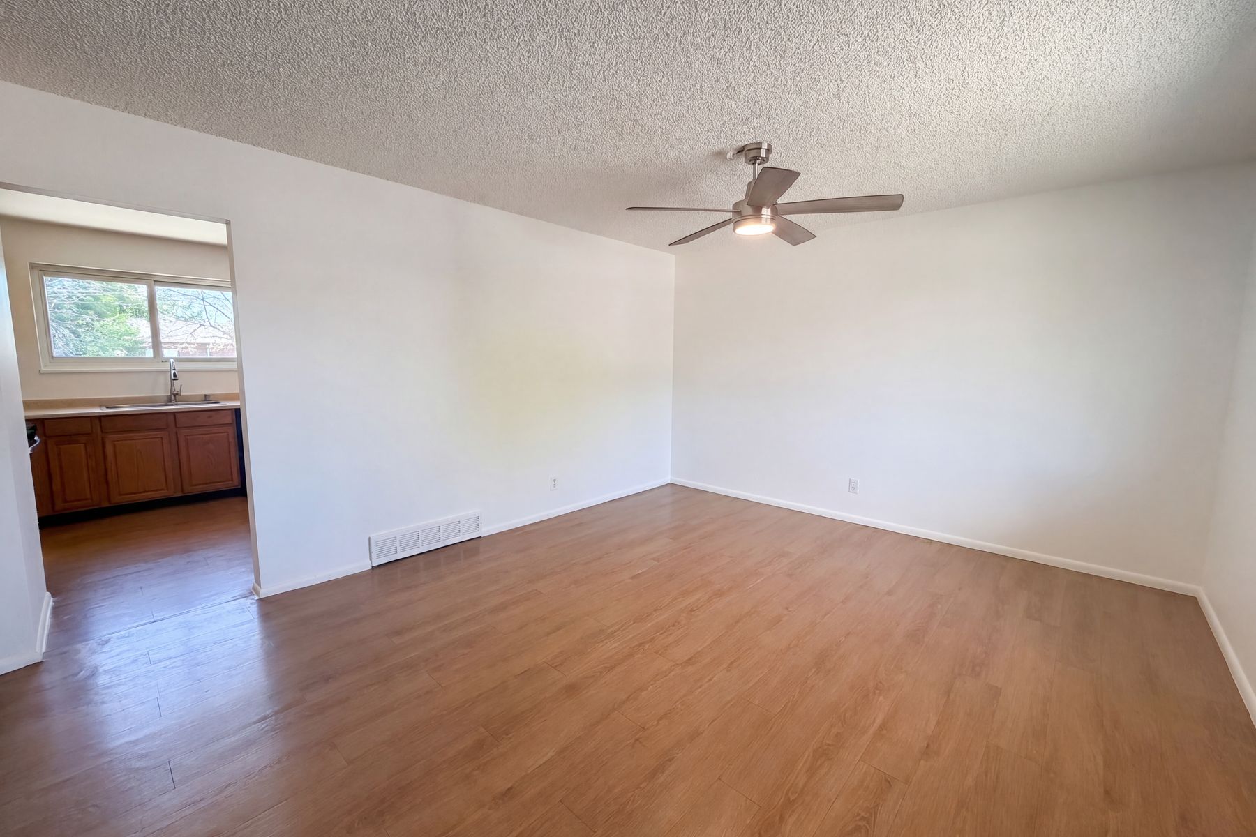 Property photo 3 of 1902 E 116th Pl