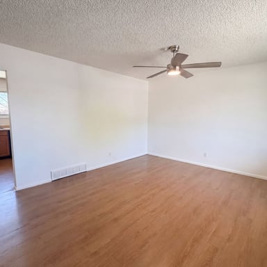 Property photo 3 of 1902 E 116th Pl
