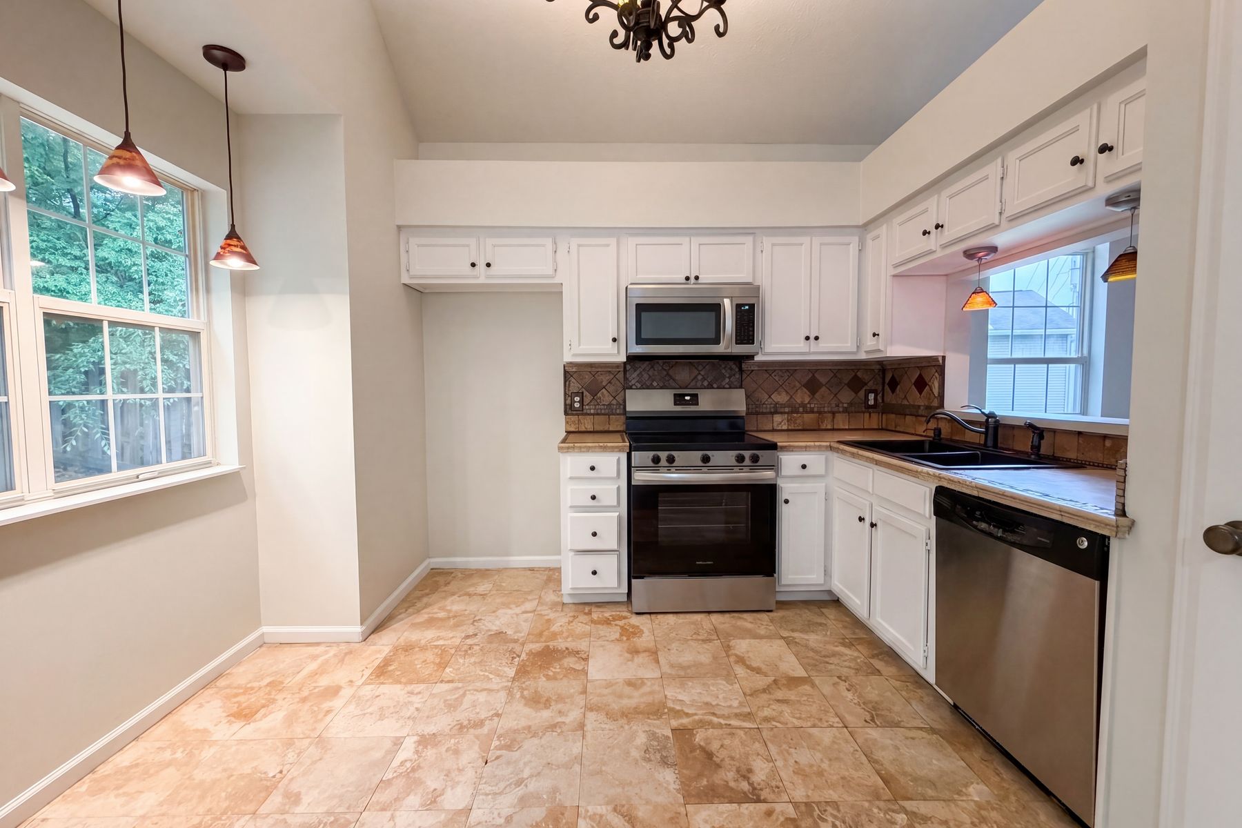 Photo 2 of 18 of 4046 Farmingham Woods Dr, Hermitage, TN