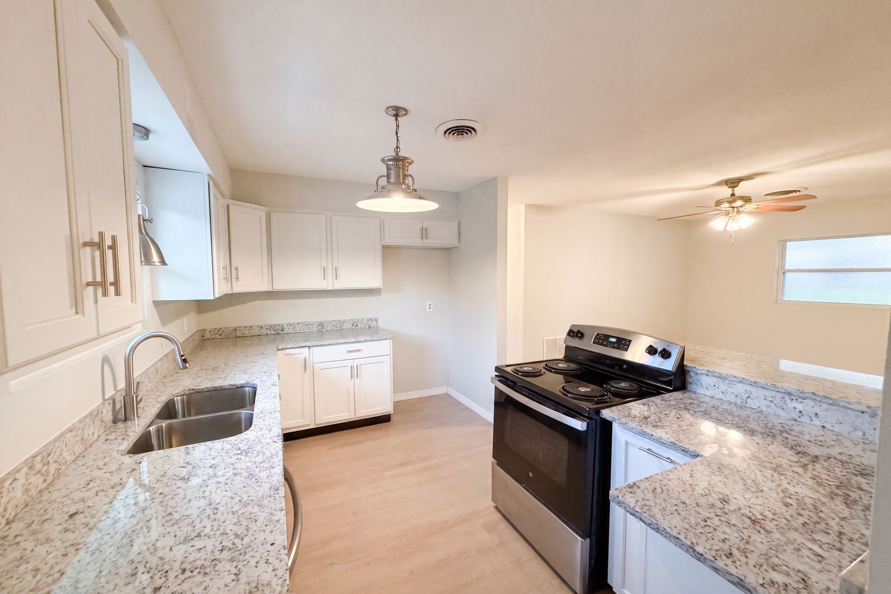 Photo 2 of 21 of 827 Dora Ave, Tavares, FL