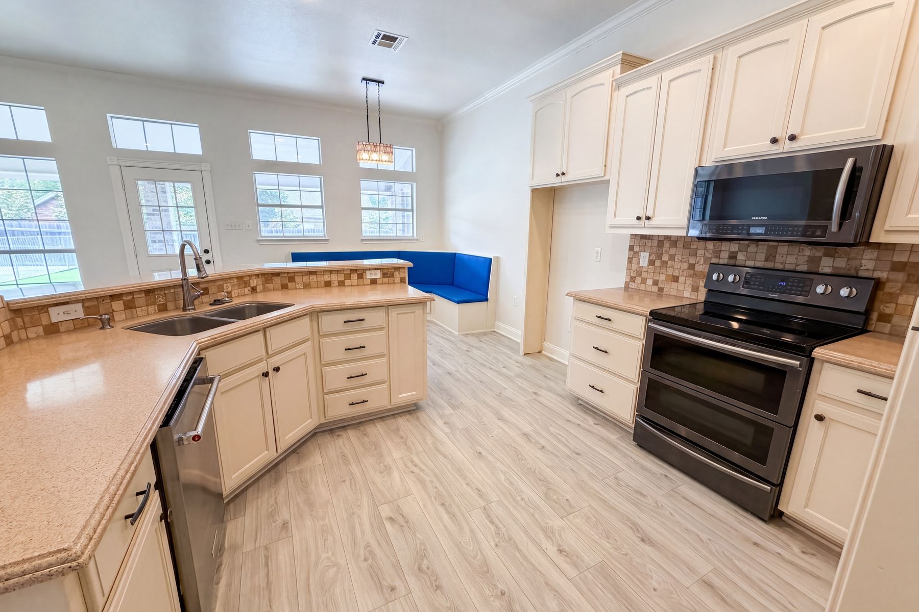 Photo 2 of 25 of 1226 Oakmanor Cir, Hewitt, TX