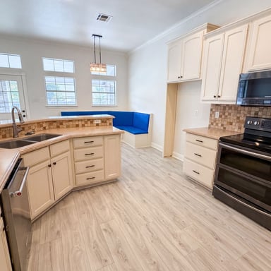 Property photo 2 of 1226 Oakmanor Cir