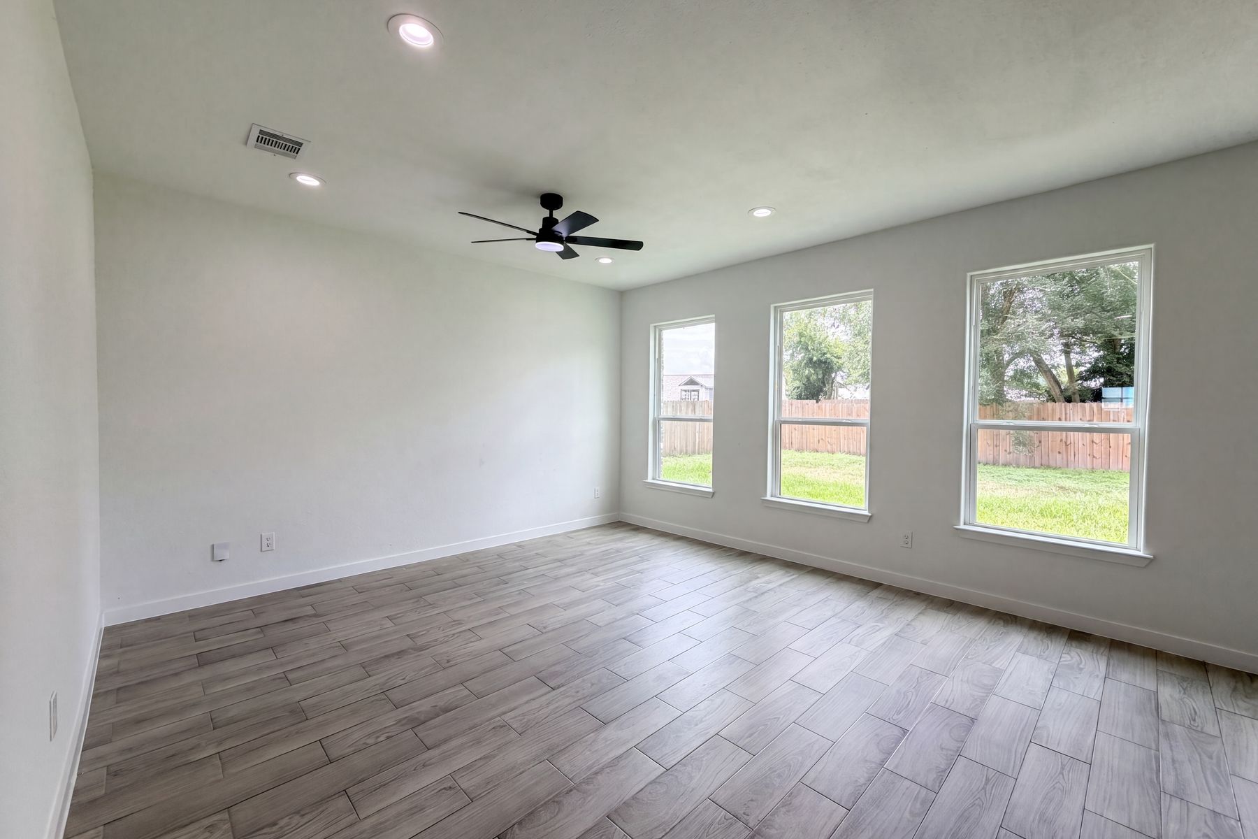 Property photo 3 of 6711 Rowell Ct
