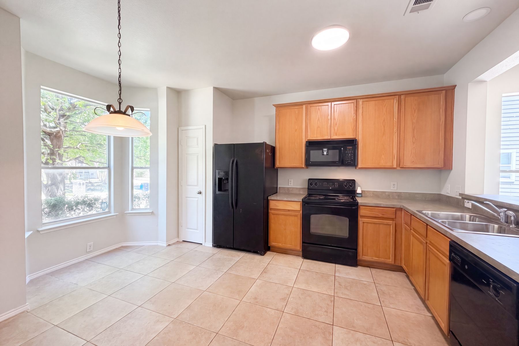 Photo 2 of 26 of 10636 Traymore Dr, Fort Worth, TX