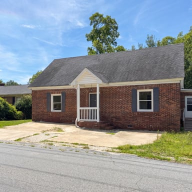 Property photo 1 of 202 E Centennial St