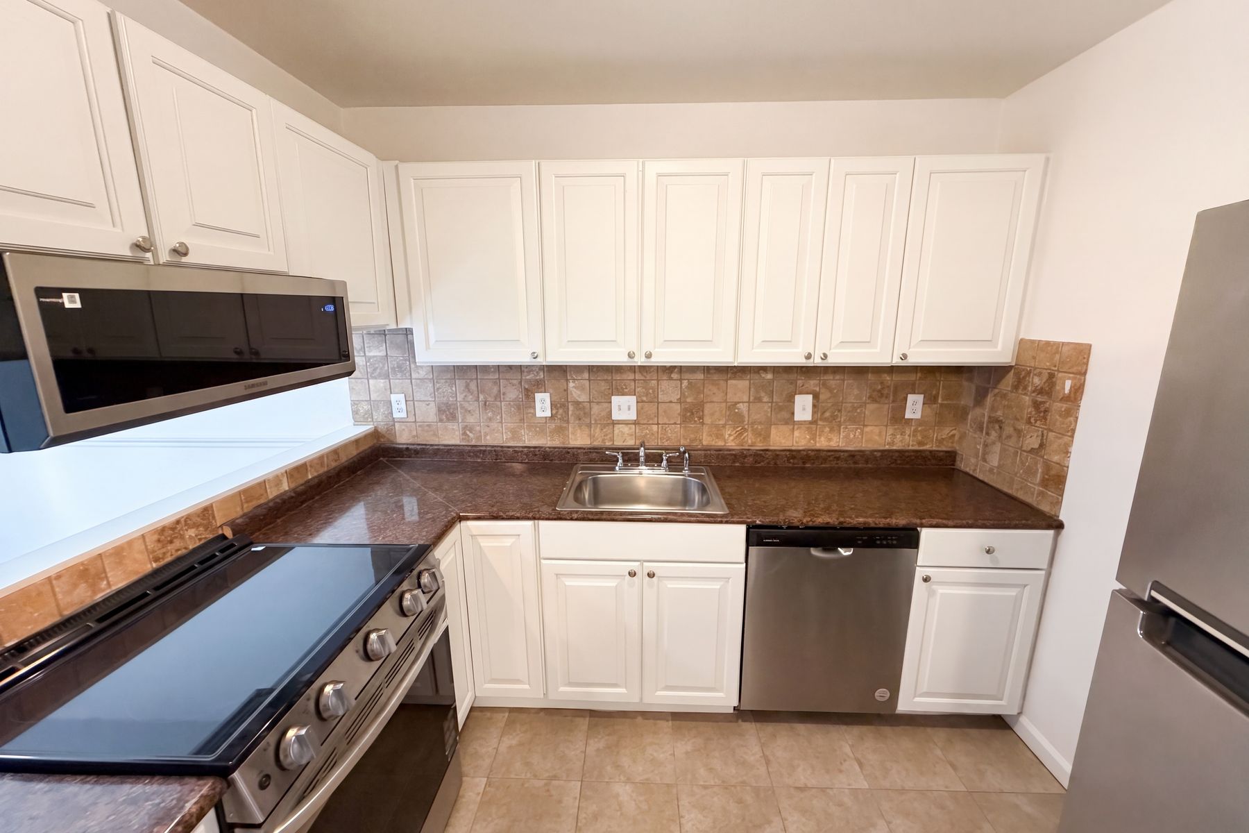 Photo 2 of 20 of 1625 Merry Oaks Rd, Charlotte, NC