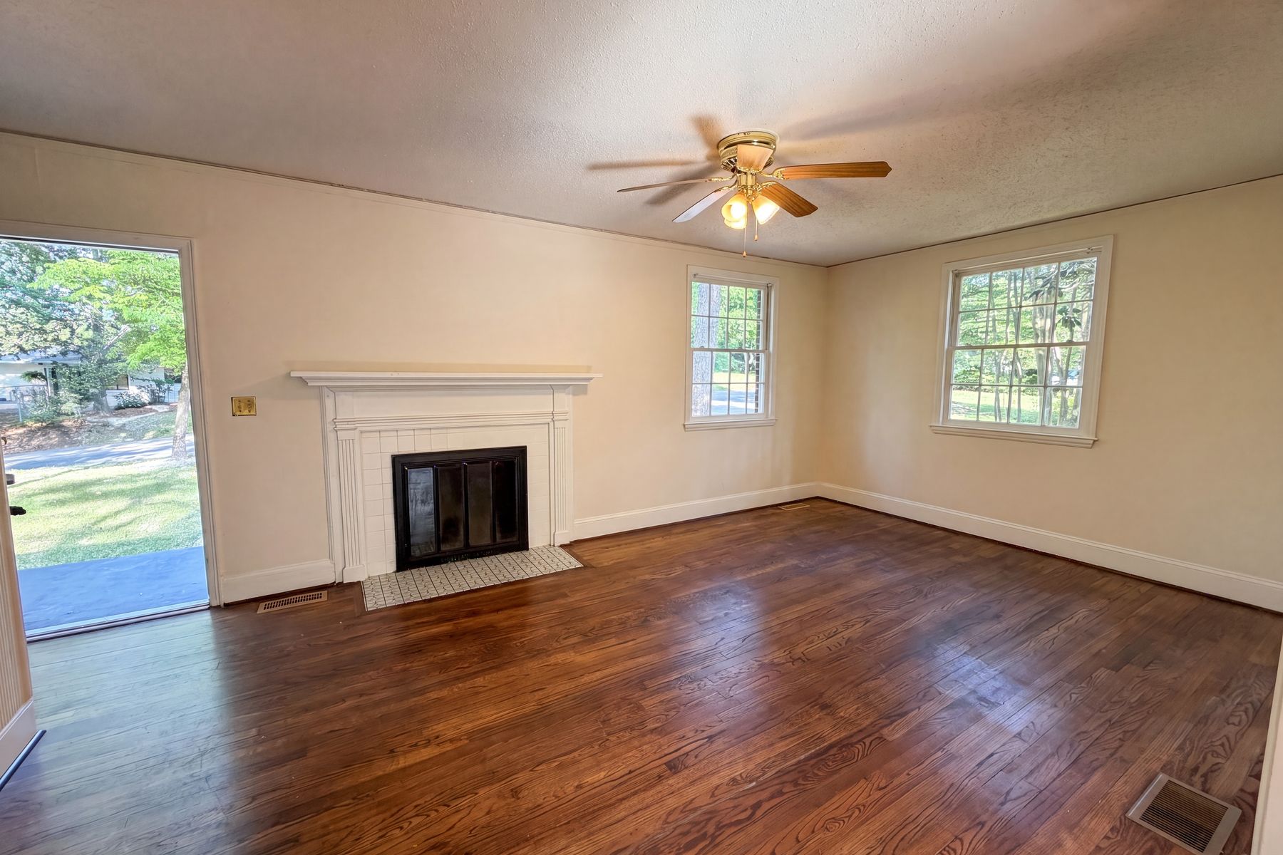 Property photo 3 of 1901 Glenwood Rd