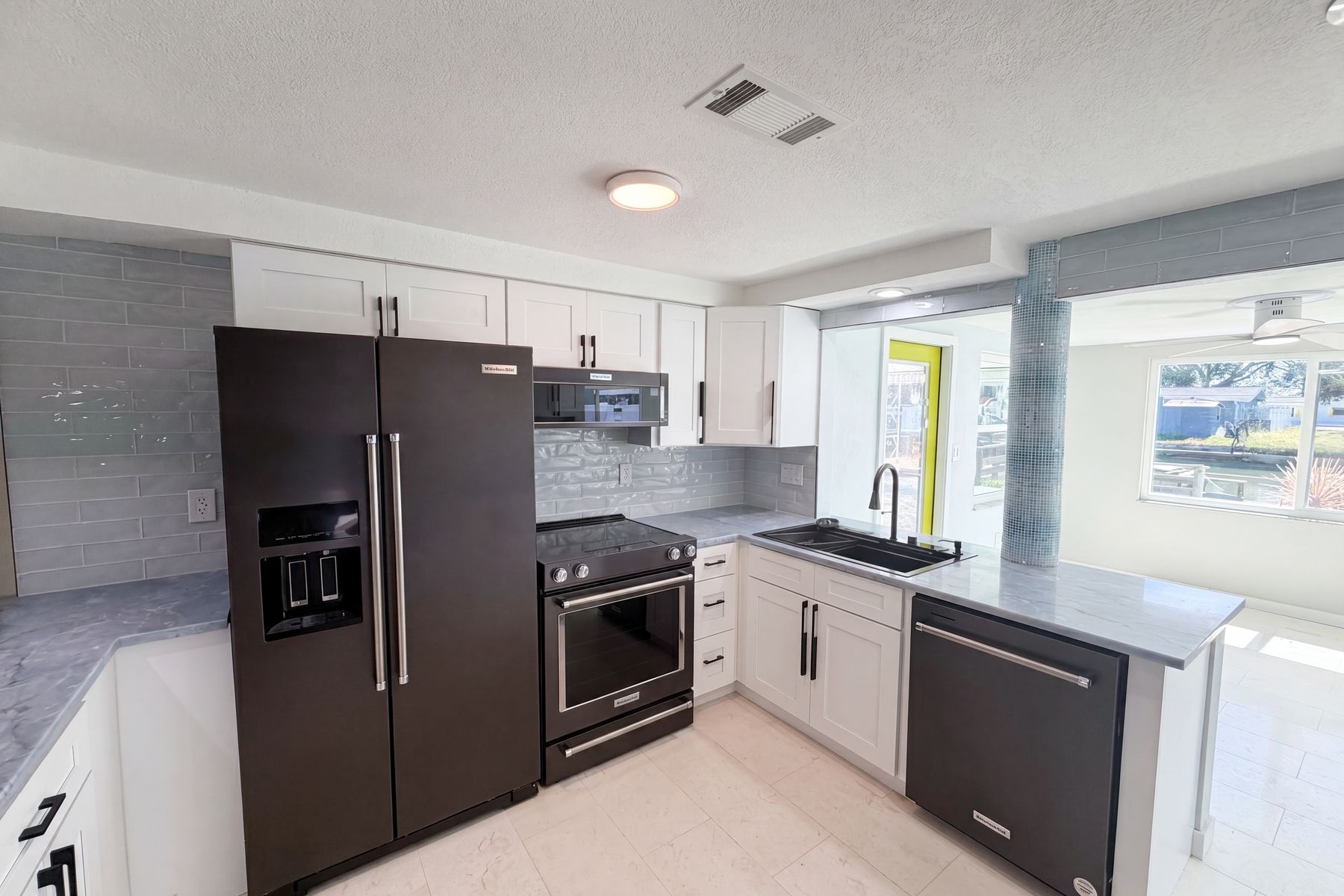 Photo 2 of 30 of 13638 Evelane Dr, Hudson, FL