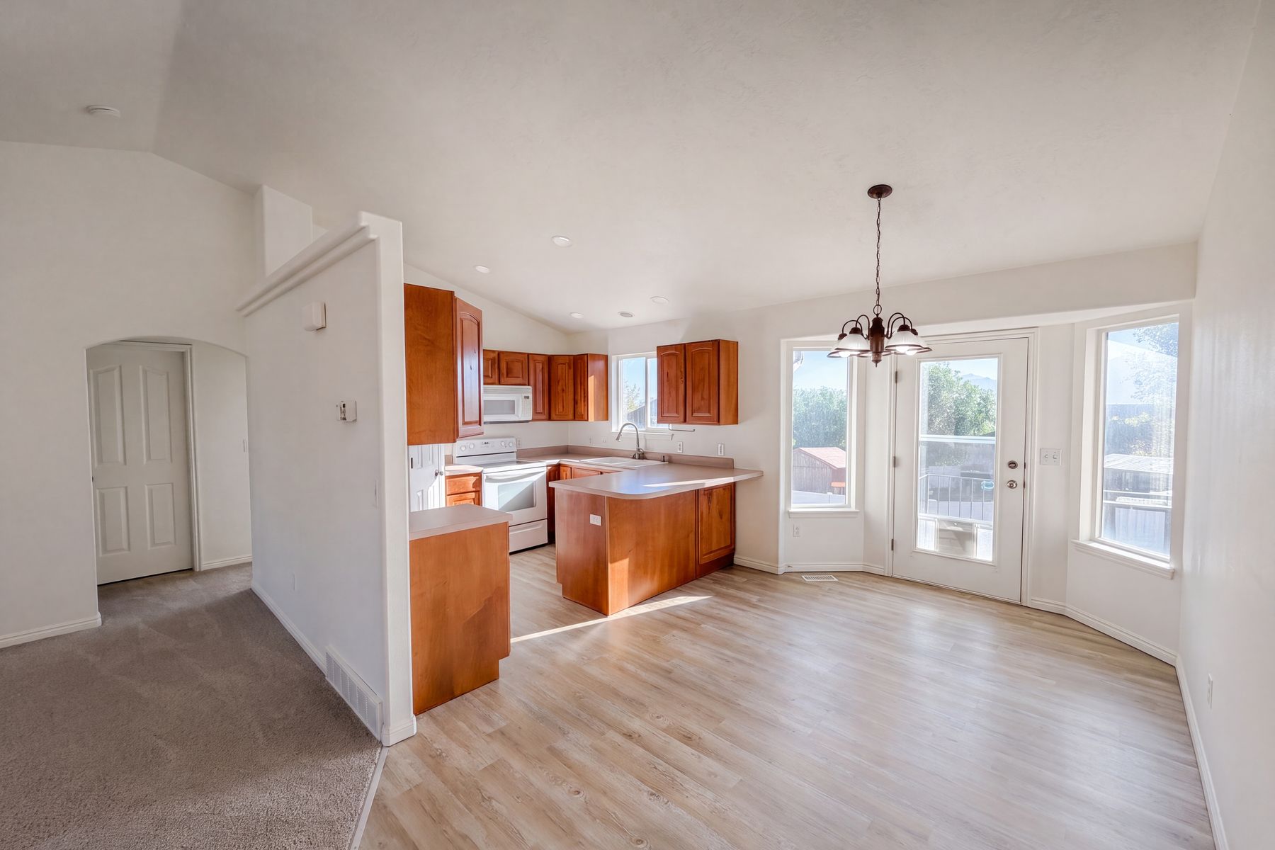 Photo 2 of 18 of 14273 S Heartstone Cir, Herriman, UT