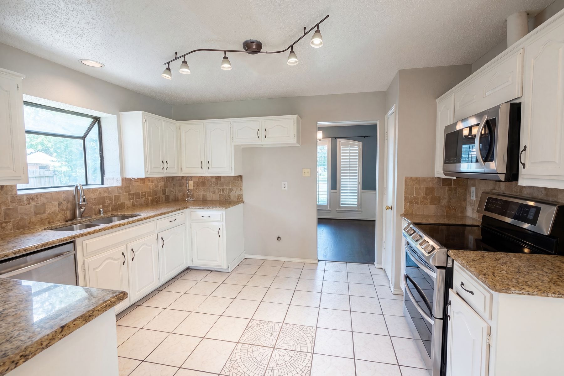 Photo 2 of 16 of 6712 Coach House Ln, Plano, TX