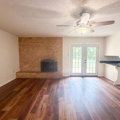 Property photo 3 of 908 Laurie Ln