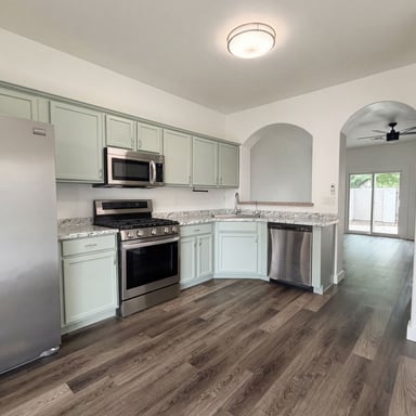 Property photo 2 of 3127 S Eugene