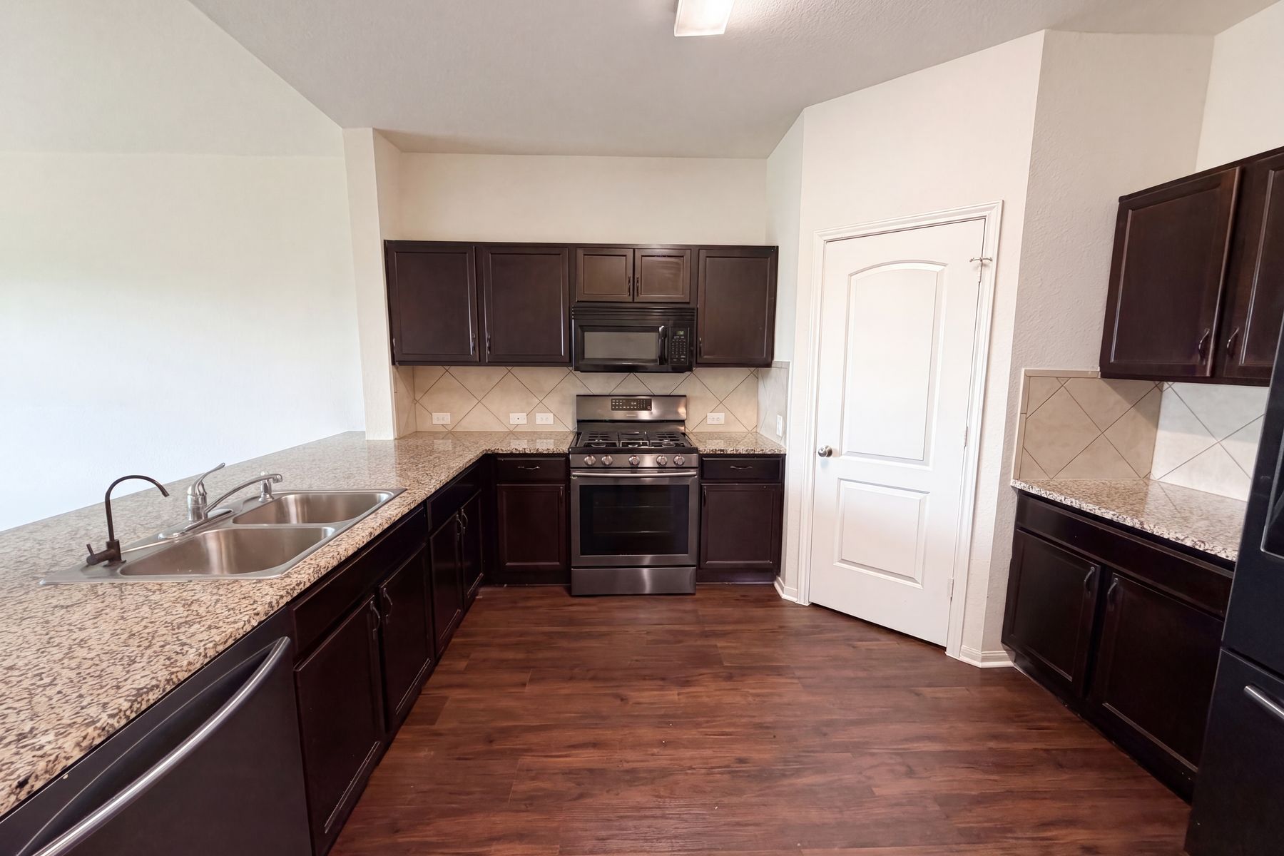 Photo 2 of 23 of 706 Luna Vista Dr, Hutto, TX