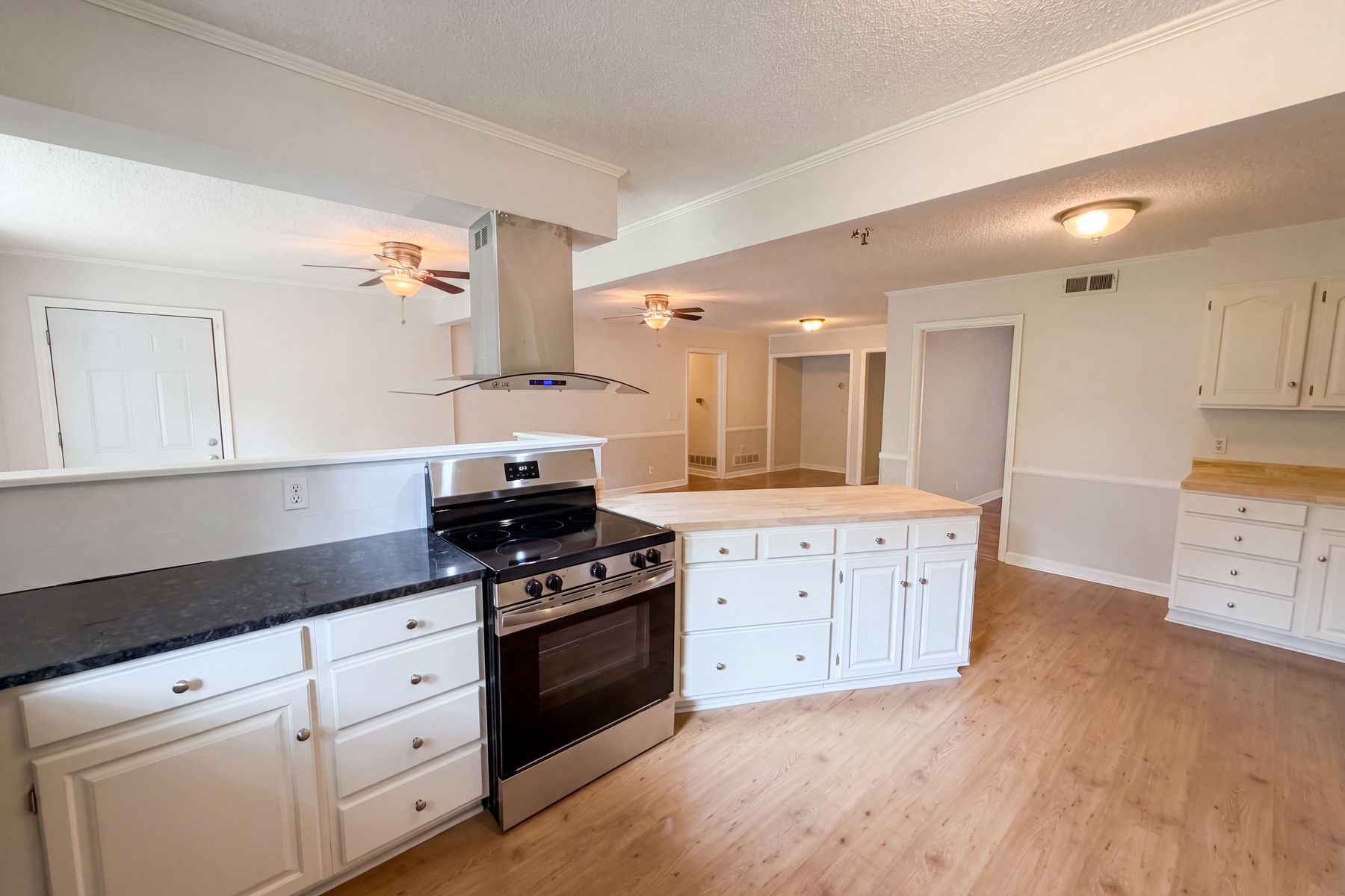 Photo 2 of 23 of 6456 Yorkshire Dr, Columbia, SC