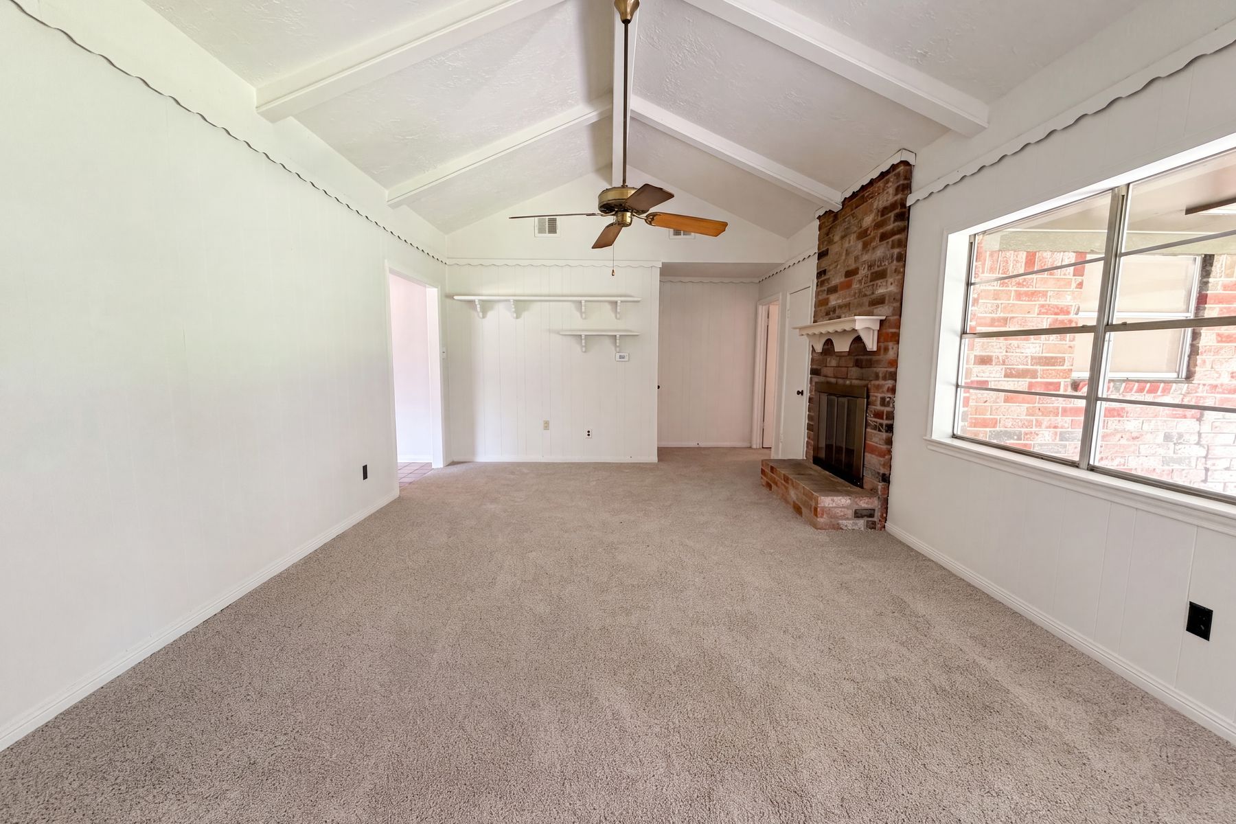 Property photo 3 of 16338 Hollow Wood Dr