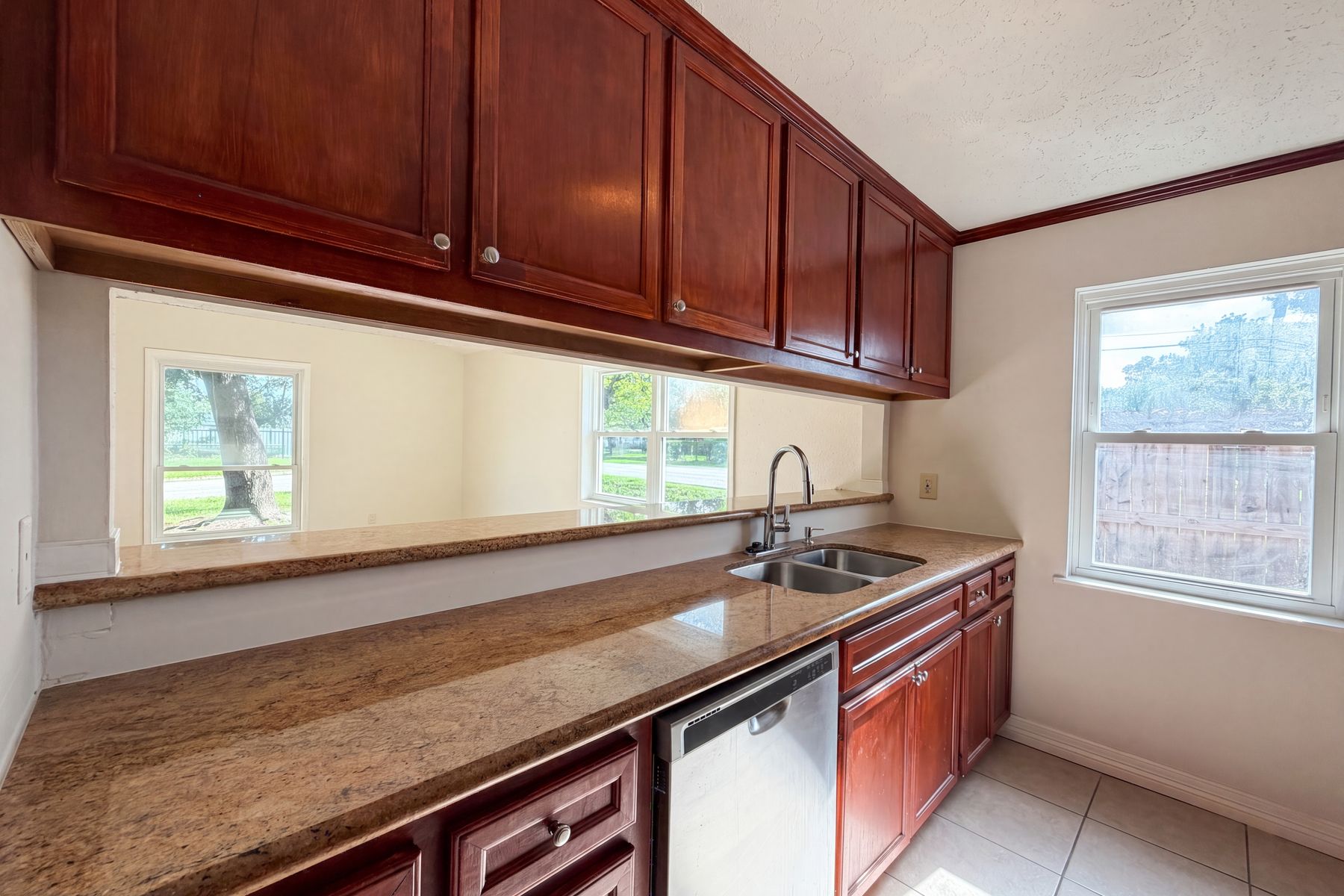 Photo 2 of 17 of 703 Midland Ct, Houston, TX