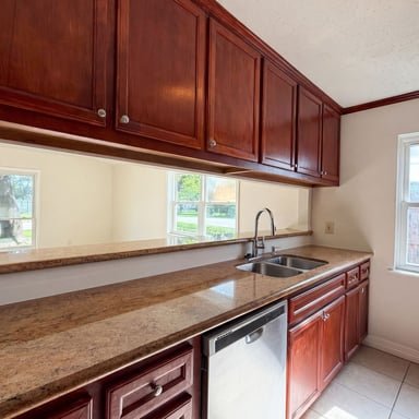 Property photo 2 of 703 Midland Ct