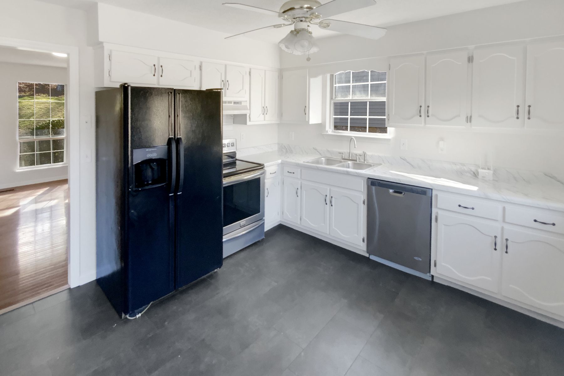 Photo 2 of 23 of 7511 Irongate Dr, Hixson, TN