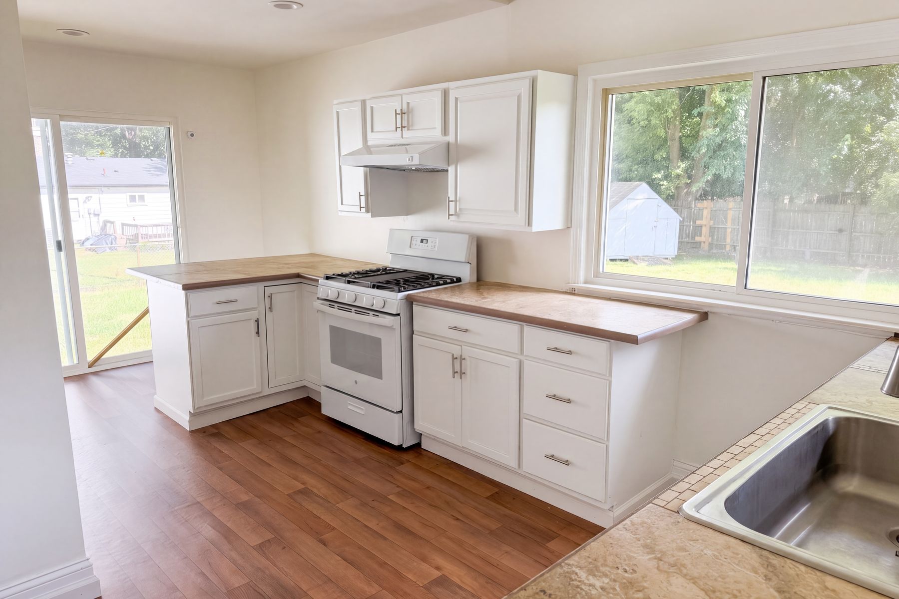Photo 2 of 17 of 21420 Jefferson St, Farmington Hills, MI