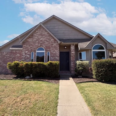 Property photo 1 of 713 Lake Bluff Dr